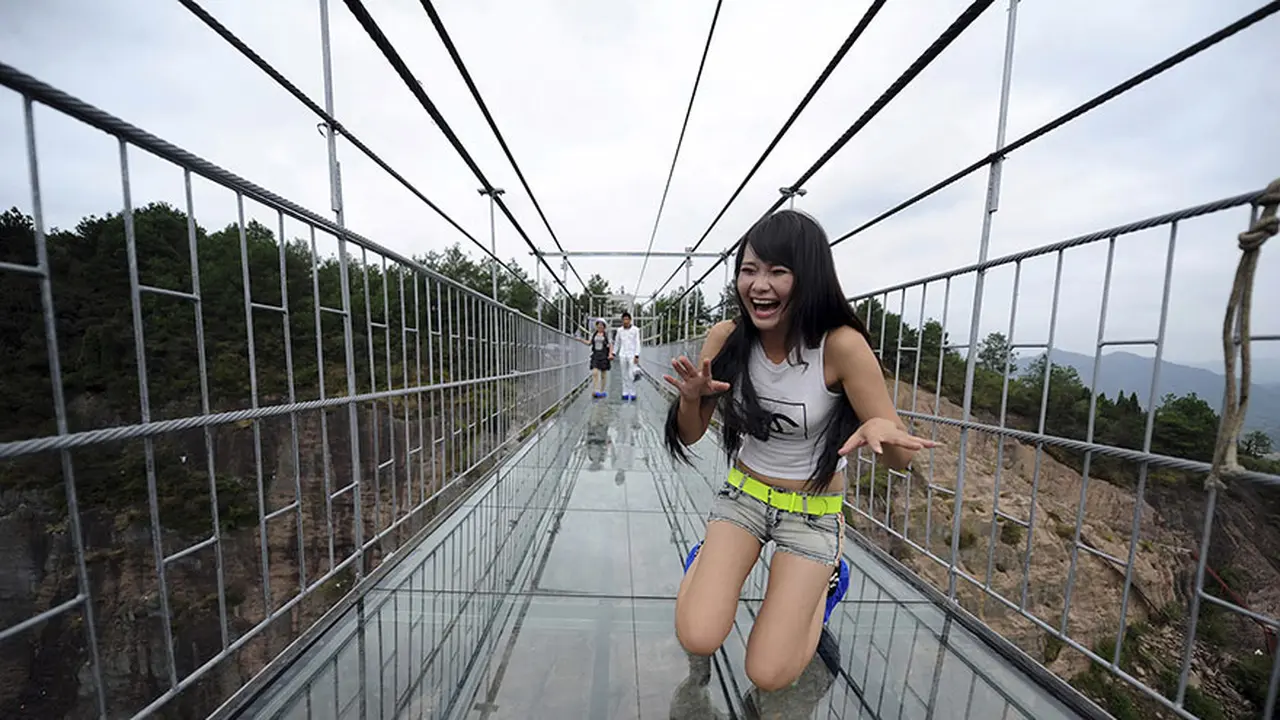 Uji Nyalimu dengan Melewati Jembatan Kaca Terpanjang di Dunia!