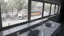 Restroom Rizal Memorial Stadium dengan pemandangan jalanan kota Manila. (Bola.com/Nicklas Hanoatubun)