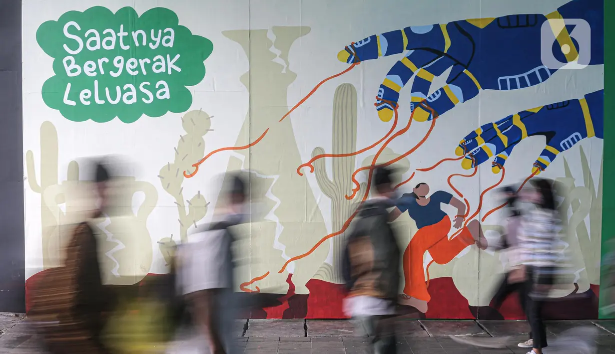 Masyarakat berjalan di terowongan Kendal, Jakarta Selatan, Jumat (30/12/2022). "Pada hari ini pemerintah memutuskan mencabut PPKM yang tertuang dalam Instruksi Mendagri Nomor 50 dan 51 Tahun 2022," ucap Jokowi melalui Youtube Sekretariat Presiden, Jumat (30/12). (Liputan6.com/Faizal Fanani)