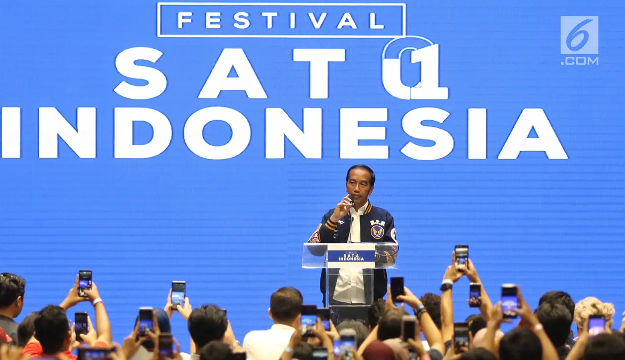 Calon Presiden petahana Joko Widodo saat memberikan pidato politiknya pada acara Festival Satu Indonesia di Istora, Senayan, Jakarta, Minggu (10/3). Pada pidatonya Jokowi mengenalkan kartu prakerja bila terpilih. (Liputan6.com/Johan Tallo)