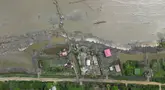 Foto udara yang diambil pada 23 Mei 2025 memperlihatkan kondisi pantai resor Weg naar Zee, Paramaribo, Suriname. (Juan BARRETO/AFP)