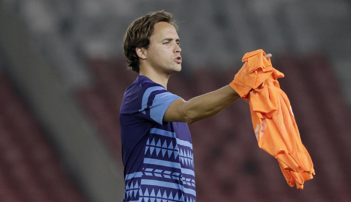 Pelatih Vanuatu, Paul Munster, mengamati pemainnya saat latihan di SUGBK, Jakarta, Jumat (14/6). Latihan ini persiapan jelang laga persahabatan melawan Timnas Indonesia. (Bola.com/Yoppy Renato)