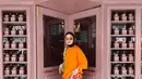 Tantri Namirah tampil trendy dengan oversized shirt oranye dengan celana floral. Hijab hitam jadi sentuhan netral pada tampilan pop up nya [@tantrinamirah]