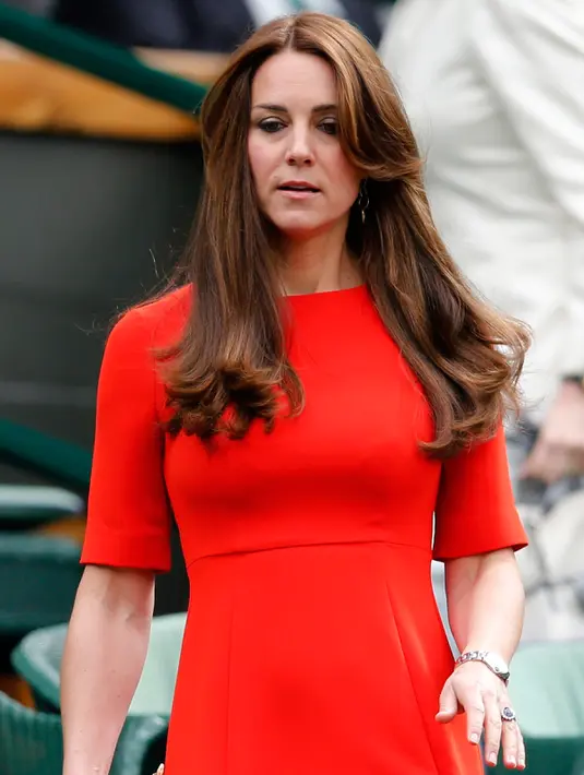 Duchess of Cambridge Kate Middleton mengenakan gaun merah cerah saat datang menyaksikan ajang Wimbledon Tennis Championships, London, Rabu (8/7/2015). (REUTERS/Suzanne Plunkett)