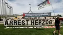 Kunjungan Presiden Israel, Isaac Herzog, akan berlangsung hingga 12 Februari 2026. Tampak dalam foto, para pengunjuk rasa berkumpul di depan gedung Parlemen menjelang pertemuan antara Perdana Menteri Australia Anthony Albanese dan Presiden Israel Isaac Herzog di Canberra pada Rabu 11 Februari 2026. (David GRAY/AFP)