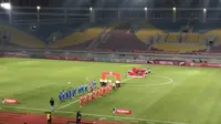 Suasana menjelang sepak mula pertandingan leg kedua final Piala Menpora 2021 antara Persib Bandung melawan Persija Jakarta di Stadion Manahan, Solo, Minggu (25/4/2021) malam. (Bola.com/Vincentius Atmaja)