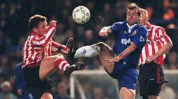 1. Mark Hughes - Tahun 1986 didatangkan Barcelona dari MU namun gagal bersinar sehingga akhirnya kembali ke Setan Merah. Striker asal Wales ini sempat memperkuat Chelsea tiga musim dengan mencetak 26 gol dari 101 laga. (AFP/Stefan Rousseau)