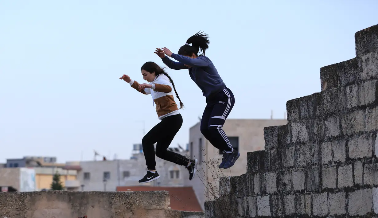 Sejumlah wanita muda Palestina berlatih parkour di Kota Betlehem, Tepi Barat (30/11/2020). (Xinhua/Mamoun Wazwaz)