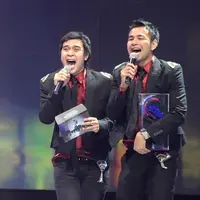 Tak hanya pakaian, gaya mereka pun juga sama satu sama lain. Seperti anak kembar saja ya?