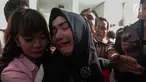 Terdakwa kasus penyalahgunaan narkotika Roro Fitria menangis usai menjalani sidang putusan di PN Jakarta Selatan, Kamis (18/10). Roro di hukum pidana selama 4 tahun dan denda sebesar Rp 800 Juta dan subsider selama 3 bulan. (Liputan6.com/Faizal Fanani)