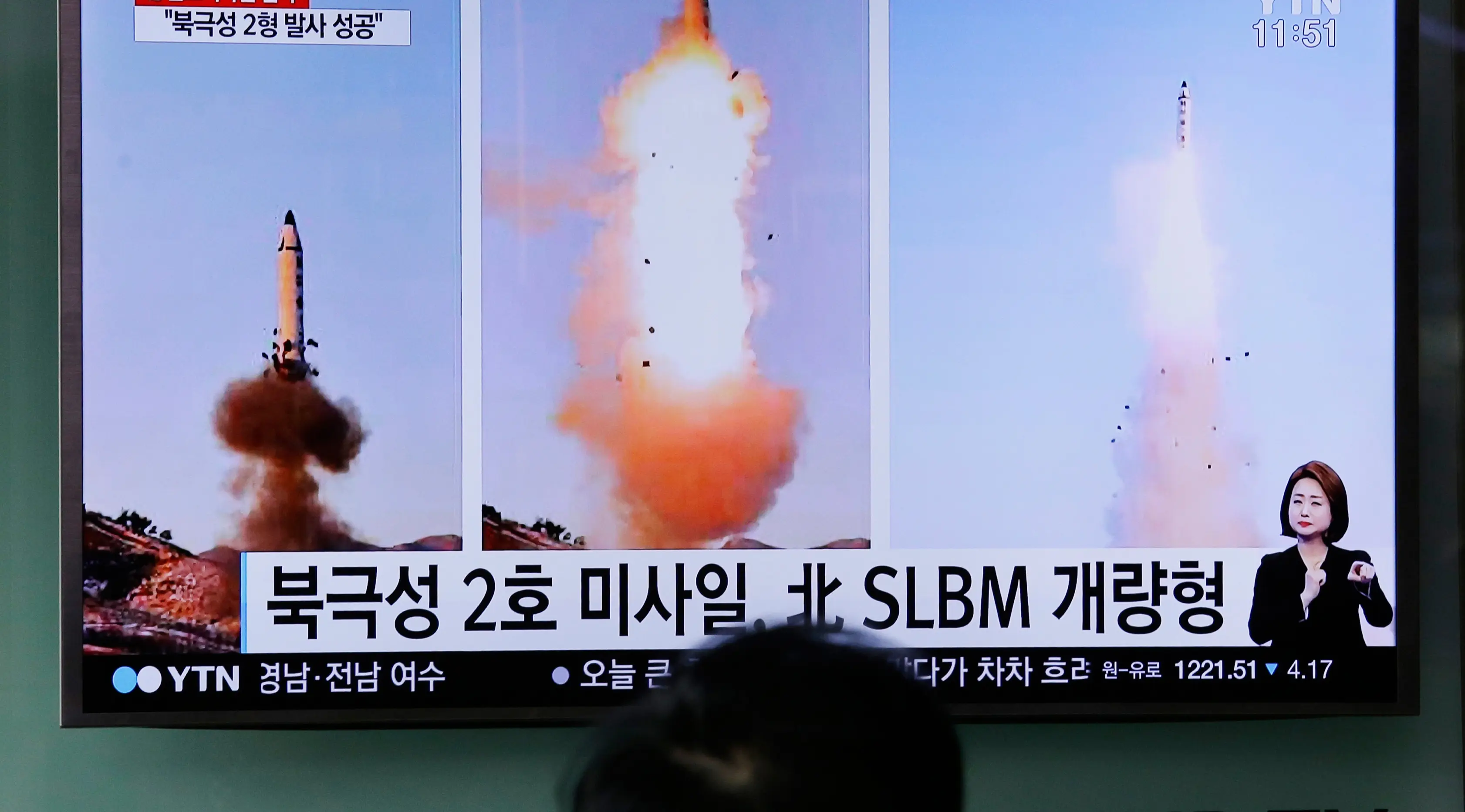 Seorang pria menonton berita TV yang menunjukkan peluncuran Rudal Pukguksong-2, Seoul, Korea Selatan, Senin (13/2). KCNA menyebut rudal Pukguksong-2 sebagai 