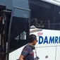 Pemumpang Bus Damri bersubsisi dari pemerintah turun di pool Damri, Jalan Kebon Kawung, Kota Bandung. (Liputan6.com/Huyogo Simbolon)