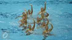 Tim renang indah Indonesia berhasil merebut medali perunggu di nomor Team Free Combination SEA Games 2015 Singapura, Kamis (4/6/2015). Salah satu aksi tim renang indah Indonesia saat tampil di OCBC Aquatic, Kamis (4/6). (Liputan6.com/Helmi Fithriansyah)