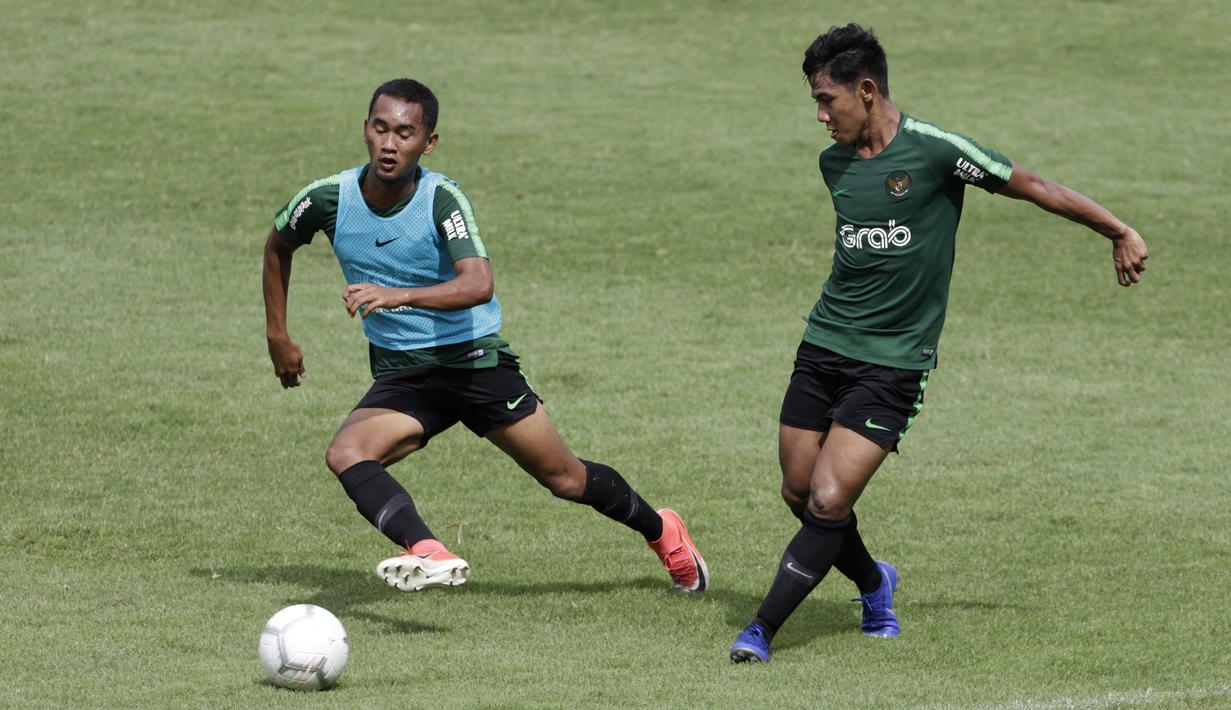 Pemain Timnas Indonesia U-22, Firza Andika, mengirim umpan saat latihan di Stadion Madya, Jakarta, Kamis (17/1). Latihan ini merupakan persiapan jelang Piala AFF U-22. (Bola.com/Yoppy Renato)