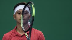 Petenis Indonesia, Christopher Rungkat, bermain dengan raket saat latihan di Lapangan Tenis Pondok Indah, Jakarta, Kamis (19/7/2018). Dirinya merupakan salah satu petenis yang akan turun pada Asian Games XVIII. (Bola.com/Vitalis Yogi Trisna)