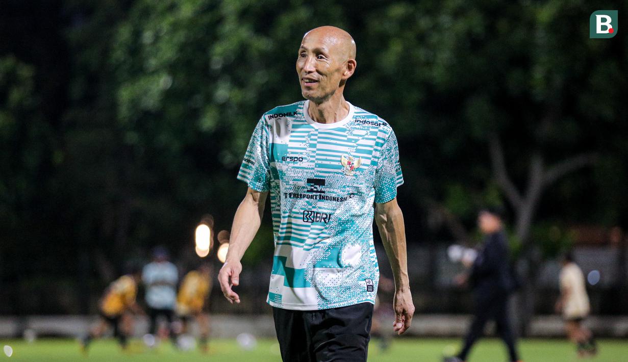 Pelatih Timnas Indonesia Putri U-17, Satoru Mochizuki saat memimpin latihan Timnas Indonesia Putri U-17 yang berlangsung di Lapangan A Kompleks Stadion Utama Gelora Bung Karno (SUGBK), Senayan, Jakarta, Rabu (27/03/2024). Latihan tersebut merupakan bentuk persiapan untuk Piala Asia U-17 yang bergulir di Bali pada 6-19 Mei 2024. (Bola.com/Bagaskara Lazuardi)