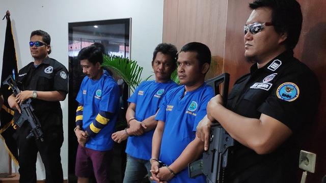Tiga tersangka peredaran sabu dari Malaysia yang ditangkap BNN di Provinsi Riau.
