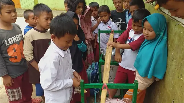 Erwin, pelajar MI penjual siomay di Garut, Jawa Barat, nampak sibuk melayani pembeli yang sebagian besar rekan sejawatnya