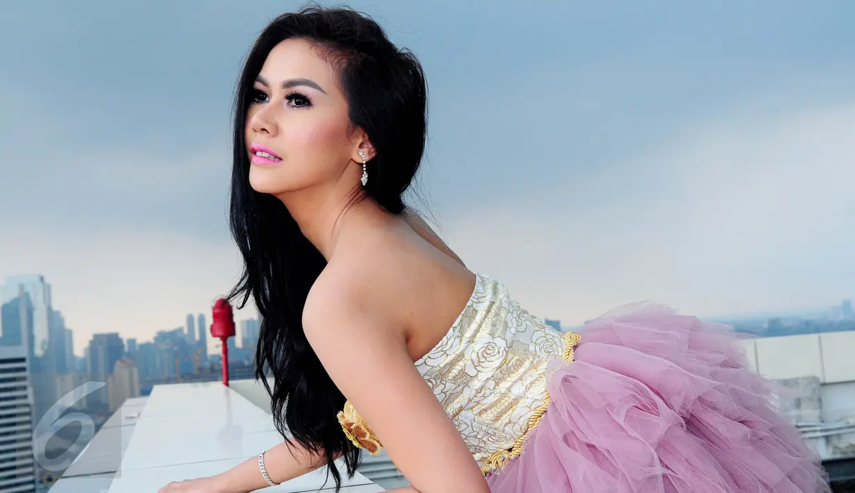 Menurut Anneke Carolline, seksi itu tidak harus dengan pakaian terbuka, tetapi punya inner beauty. Foto diambil pada Rabu (10/6/2015). (Liputan6.com/Faisal R Syam)