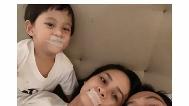 Andien beserta suami dan anak