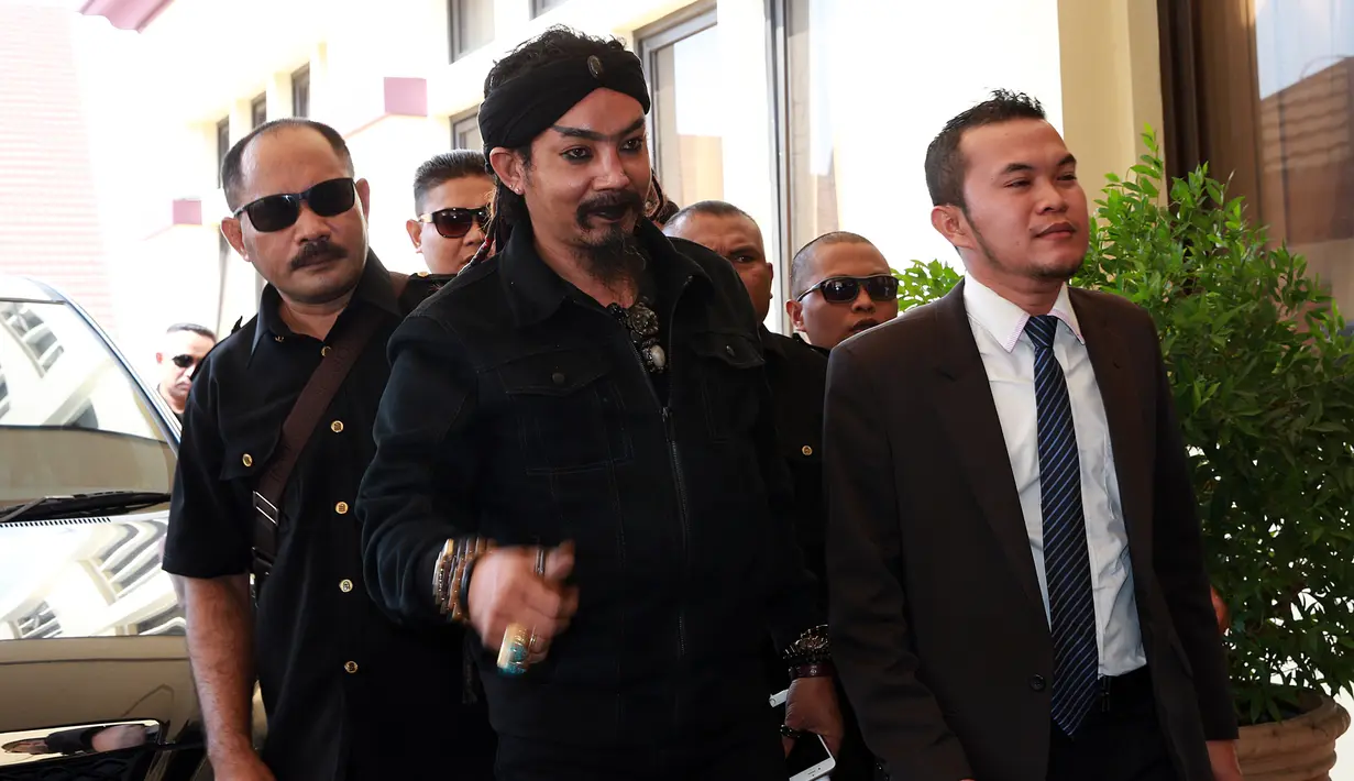 Limbad dijadwalkan memenuhi panggilan Polres Jakarta Utara untuk menjalani pemeriksaan di Polres Jakarta Utara, Senin (5/10/2015). Ia datang bersama pengacaranya, Muhammad Zakir Rasyidin. (Deki Prayoga/Bintang.com)