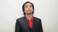 Tak ada yang meragukan kapasitas gitaris band Padi', Piyu untuk urusan bermusik. Tapi bagaimana kalau jadi sutradara?