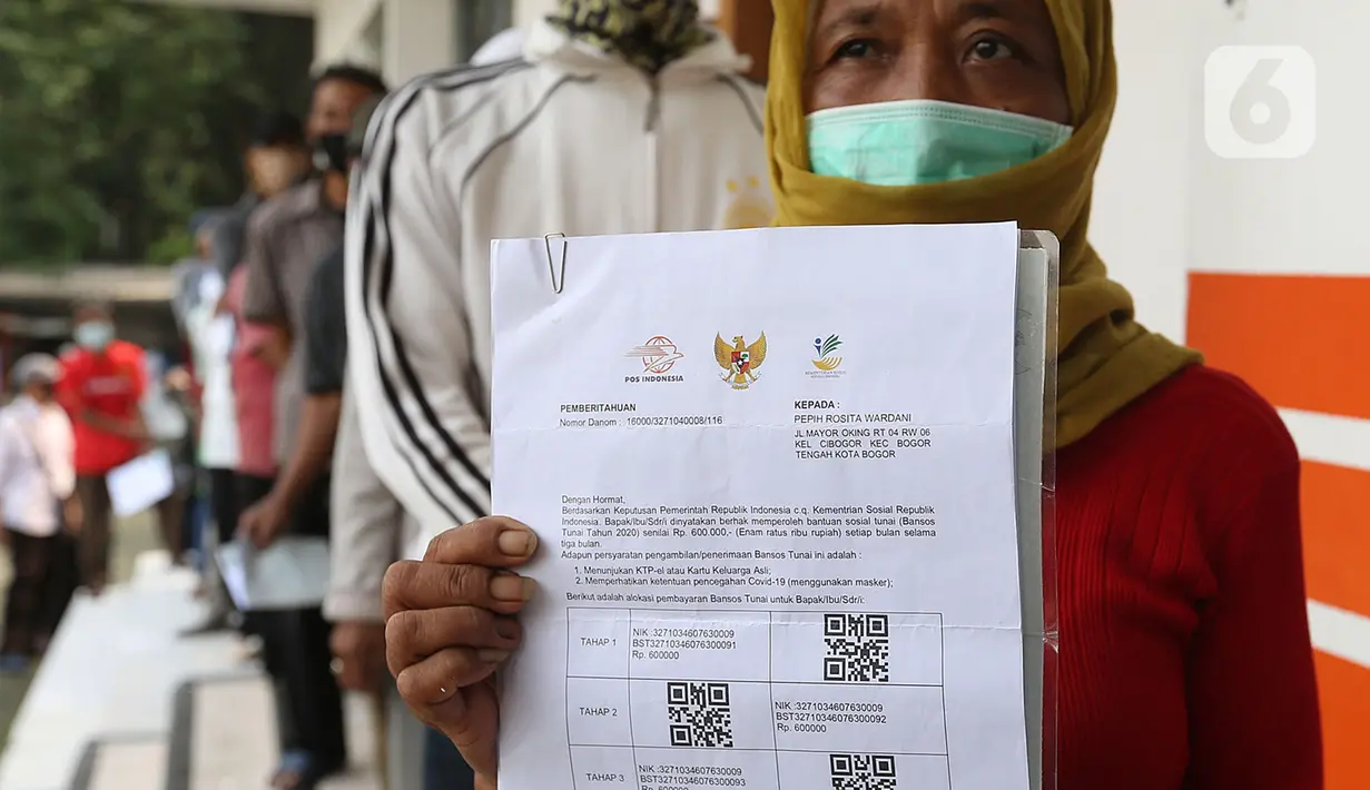Salah satu Keluarga Penerima Manfaat (KPM) saat akan mencairkan bantuan sosial tunai di Kantor Pos Bogor, Jawa Barat, Rabu (13/5/2020). Bantuan langsung tunai bagi yang terdampak COVID-19 itu senilai Rp 600 ribu per bulan selama tiga bulan ke depan. (merdeka.com/Arie Basuki)