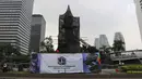Petugas melakukan perawatan Patung Jenderal Sudirman di Jakarta, Senin (16/4). Perbaikan Patung tersebut untuk merawat agar patung tetap dalam kondisi baik dan tidak terjadi korosi karena faktor cuaca. (Liputan6.com/Arya Manggala)