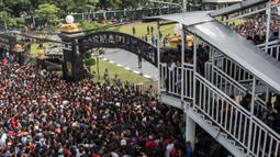 Panitia menjual sebanyak 15.000 tiket offline kepada para calon penonton final Piala AFF 2016 antara Timnas Indonesia melawan Thailand. (Bola.com/Vitalis Yogi Trisna)