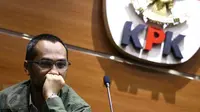 Abraham Samad saat memberi keterangan pers usai melakukan diskusi internal bersama para pegawai KPK di gedung KPK, Jakarta, Kamis (30/3). Diskusi tersebut membahas sejumlah strategi untuk menghadapi upaya pelemahan KPK. (Liputan6.com/Helmi Afandi)