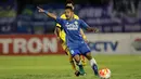 Pemain Muda Persib Bandung, Gian Zola saat melawan Mitra Kukar pada laga Piaala Presiden 2017 di Stadion Manahan, Solo, (22/4/2017). (Bola.com/Nicklas Hanoatubun)