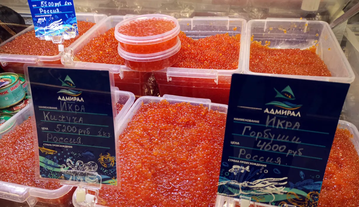 Telur ikan salmon atau kaviar merah dijual di Moskow, Rusia, 22 November 2021. Harga pasar untuk satu kilogram kaviar merah telah melampaui angka 5.000 rubel ($68/60 euro), harga tertinggi sejak pemantauan dimulai pada tahun 2000. (Alexander NEMENOV/AFP)