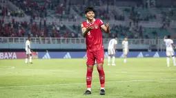 Selebrasi pemain Timnas Indonesia U-17, Arkhan Kaka setelah mencetak gol penyeimbang 1-1 ke gawang Timnas Panama U-17 lewat sundulan kepala pada laga kedua Grup A Piala Dunia U-17 2023 di Stadion Gelora Bung Tomo (GBT), Surabaya, Senin (13/11/2023). (Bola.com/Bagaskara Lazuardi)