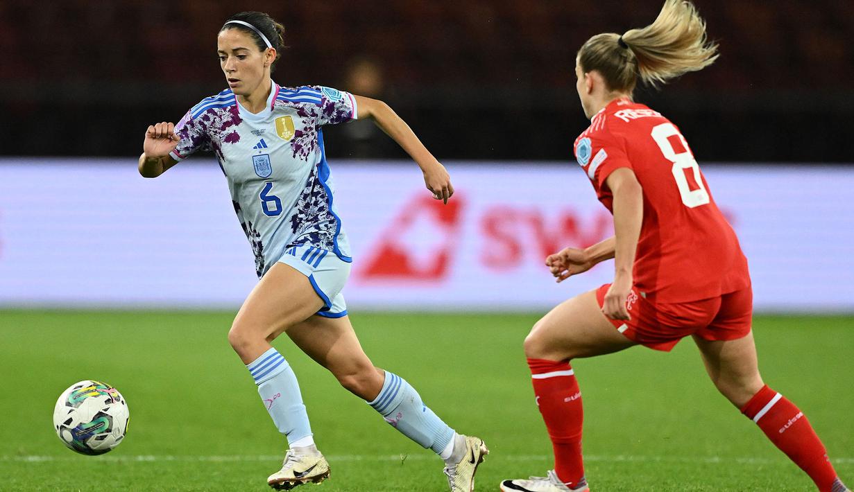 Pemain Timnas Wanita Spanyol, Aitana Bonmati (kiri) berusaha melewati penjagaan pemain Timnas Wanita Swiss, Nadine Riesen pada laga Grup D UEFA Nations League 2023/2024 di The Letzigrund Stadium, Zurich, Swiss pada 31 Oktober 2023 waktu setempat. Laga dimenangkan oleh Spanyol dengan skor 7-1. (AFP/Sebastien Bozon)