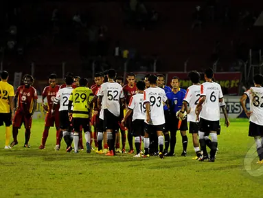 Persija Jakarta membungkam Semen Padang dengan skor 4-0 saat laga SCM Cup 2015 di Stadion H Agus Salim, Padang, Rabu (21/1/2015). (Liputan6.com/Johan Tallo)