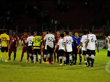 Persija Jakarta membungkam Semen Padang dengan skor 4-0 saat laga SCM Cup 2015 di Stadion H Agus Salim, Padang, Rabu (21/1/2015). (Liputan6.com/Johan Tallo)