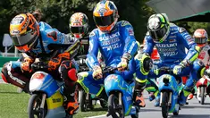 Pembalap MotoGP, Tito Rabat memimpin balapan saat acara jumpa pers jelang MotoGP Jepang di sirkuit Twin Ring Motegi, Jepang (12/10). Dalam balapan ini, para pembalap mengendarai motor listrik mini. (AP Photo / Shizuo Kambayashi)