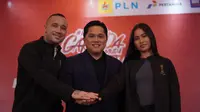 Ketua Umum PSSI, Erick Thohir, mengumumkan penunjukkan Radja Nainggolan dan Sabreena Dressler sebagai Duta Piala Dunia U-17 2023. (Bola.com/Adine Wirya)