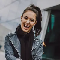 Jatuh cinta membuat perempuan tampak makin cantik/copyright: unsplash/vinicious wiesehofer