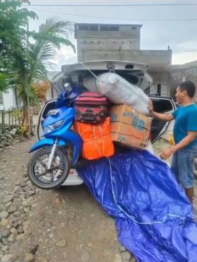 Viral Persiapan Mudik Netizen, Mobil Ini Angkut Motor Hingga Mencuat Keluar