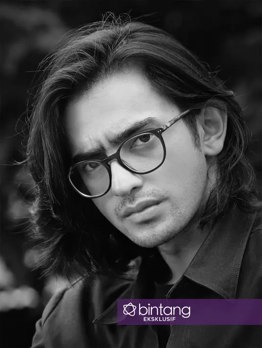 Bagi Omar, banyak manfaat di dapat dari media sosial. Selain bisa menambah banyak jaringan, juga mempertemukan kembali teman-teman lama. Sedangkan sebagai artis, bisa sebagai sarana interaksi dengan para penggemar. (Adrian Putra/Bintang.com)