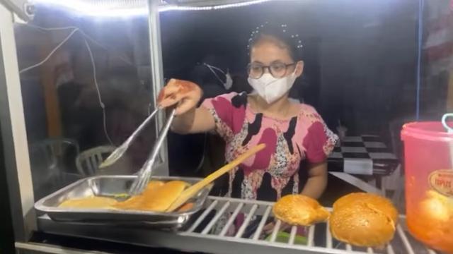 Tuai Pujian, Ini 6 Potret Putri DA Bantu Jualan Makanan saat Pulang Kampung