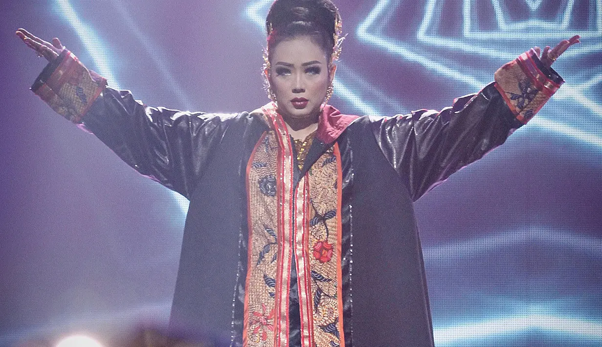 Saat berita ini dibuat, foto yang diunggah sejak 17 Januari silam itu disukai hingga 241,916 warganet. Beragam komentar menanggapi foto tersebut. Tidak sedikit yang salut dan juga bangga dengan. (Instagram/showimah)