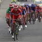 Para pebalap saat beraksi dalam circuit race di kota Padang dalam Etape 9 Tour de Singkarak 2015, Minggu (11/10/2015). (Bola.com/Arief Bagus)