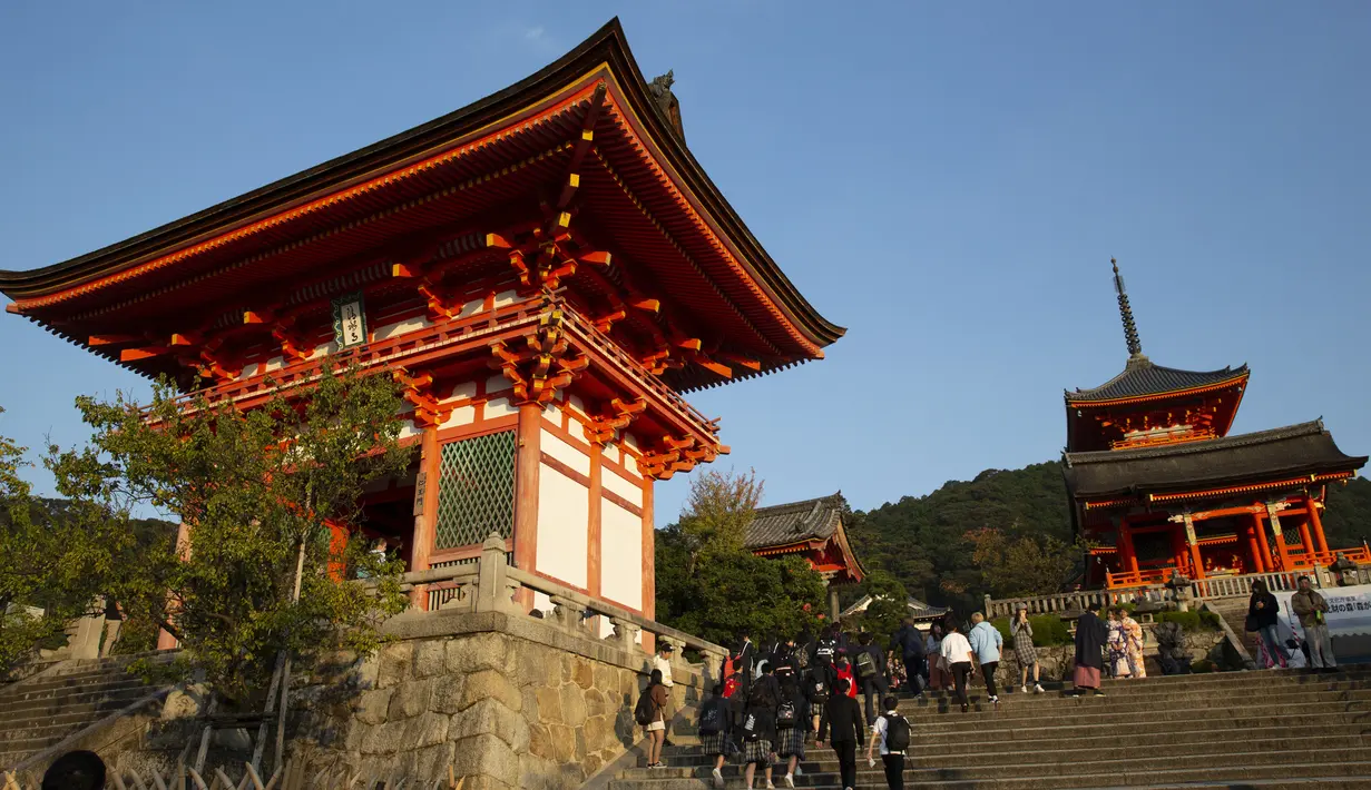 <p>Wisatawan mengunjungi kuil Buddha Kiyomizu-dera di Kyoto, Jepang (31/10/2019). Kuil ini adalah situs Warisan Dunia UNESCO dan salah satu tempat wisata paling terkenal di Kyoto. (AP Photo / Aaron Favila)</p>