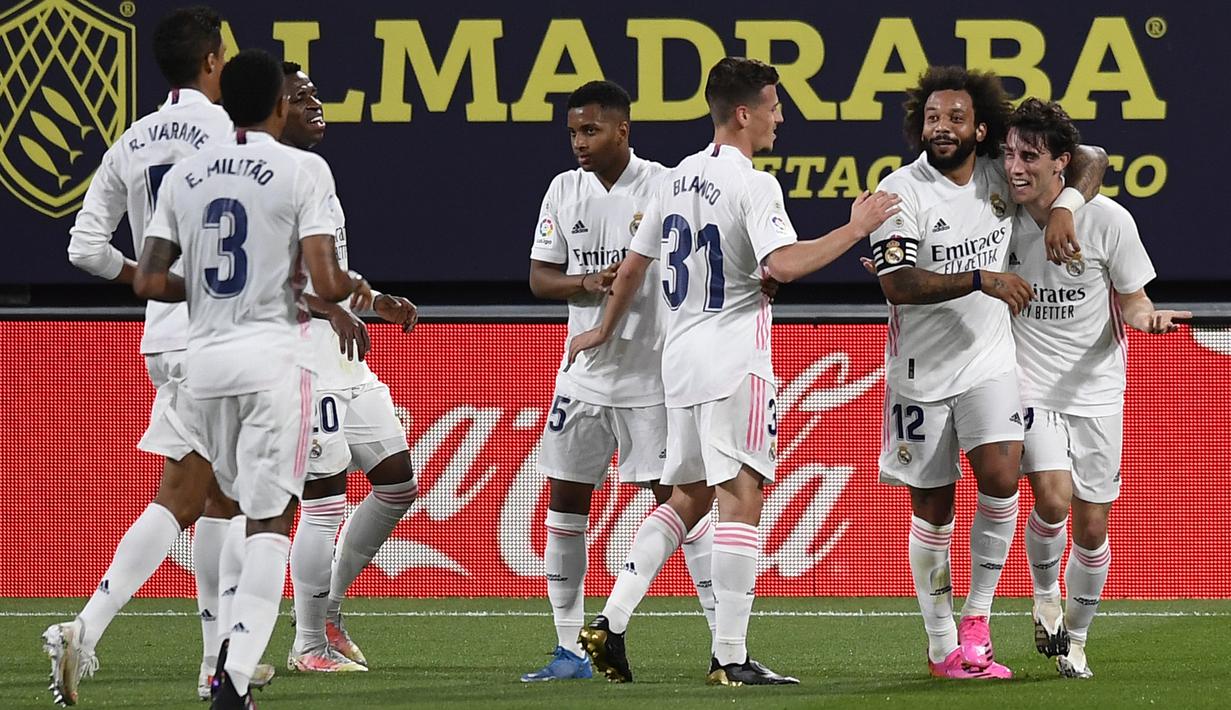 Pemain Real Madrid Alvaro Odriozola (kanan) merayakan bersama rekan setimnya setelah mencetak gol ke gawang Cadiz pada pertandingan La Liga Spanyol di Stadion Ramon Carranza, Cadiz, Spanyol, Rabu (21/4/2021). Real Madrid menang 3-0. (AP Photo/Jose Breton)