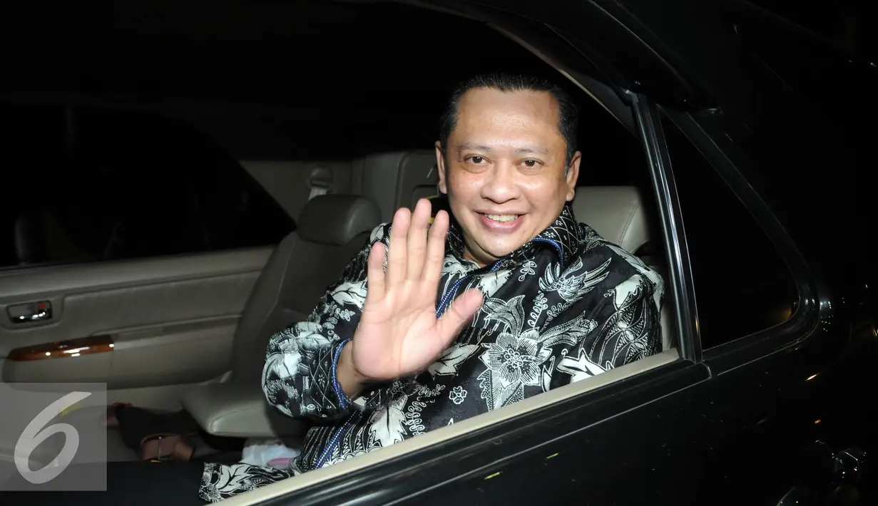Ketua Komisi III DPR, Bambang Soesatyo usai menghadiri buka puasa bersama di Gedung KPK, Jakarta, Senin (27/6). Buka bersama tersebut bertujuan menjalin keharmonisan antar lembaga parlemen dan lembaga. (Liputan6.com/Helmi Afandi)