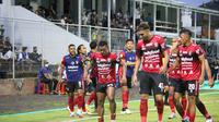 Para pemain Bali United merayakan gol yang dicetak ke gawang Persela dalam lanjutan BRI Liga 1 2021/2022, Selasa (1/3/2022) sore WIB. (Bola.com/Maheswara Putra)