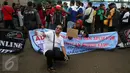 Dua orang pria berselfie saat menggelar unjuk rasa di depan Gedung MPR/DPR, Jakarta, Senin (27/2). Unjuk rasa tersebut memprotes kebijakan-kebijakan yang merugikan mereka. (Liputan6.com/Johan Tallo)