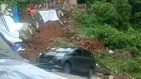 Sebuah mobil harus diikat dengan pohon agar tidak meluncur ke jurang saat terjadi longsor di Sendangmulyo, Tembalang, Kota Semarang. Foto: Liputan6.com/ Felek Wahyu